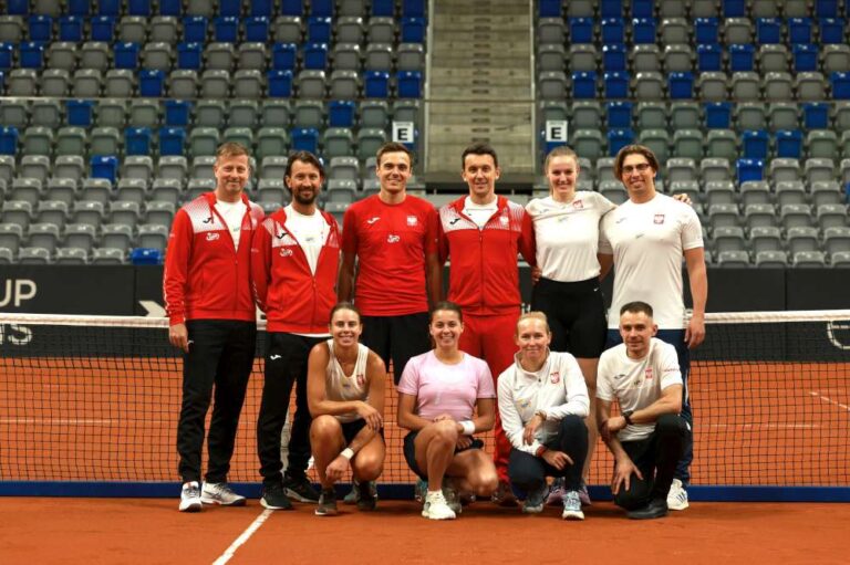 W poniedziałek treningi w Radomskim Centrum Sportu odbyły reprezentantki Polski. Na zdjęciu z całym sztabem szkoleniowym. Fot. Monika Piecha