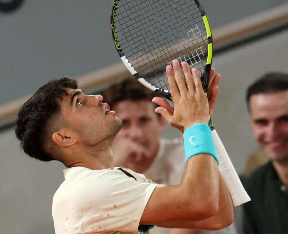 Hiszpan Carlos Alcaraz miał bardzo trudną przeprawę z tenisistą z Bośni i Hercegowiny Damirem Dżumhurem. Fot. ATP Tour/Roland Garros 2025