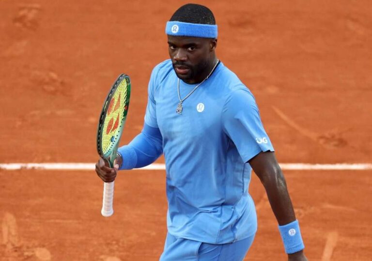 Trzech setów potrzebował Frances Tiafoe, żeby awansować do ćwierćfinału wielkoszlemowego Roland Garros. Fot. ATP Tour/Roland Garros 2025