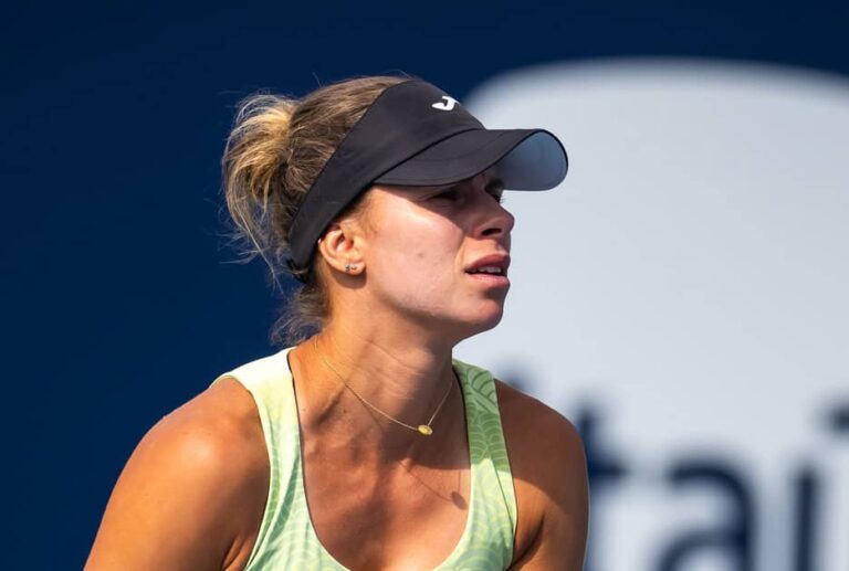 Magda Linette nie zatrzymuje się podczas rozgrywanego na trawiastych kortach w angielskim Nottingham turnieju WTA 250 Lexus Nottingham Open 2025. Fot. WTA