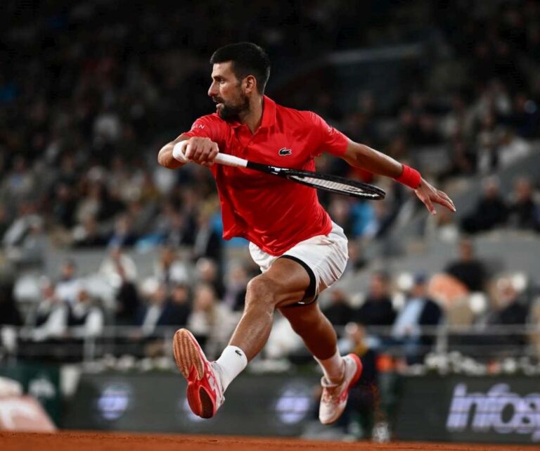 Novak Djoković zachowuje szanse na czwarty w karierze tytuł mistrzowski w Paryżu. Fot. Roland Garros 2025/ATP Tour