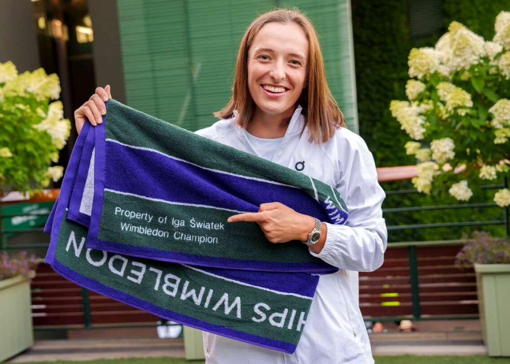 Iga Świątek otrzymała od organizatorów Wimbledonu specjalne ręczniki. Fot. ITF