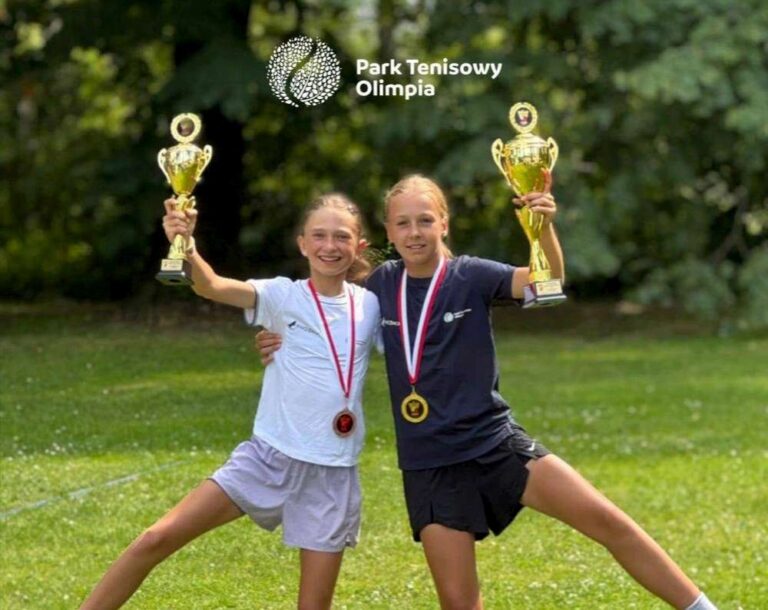 Tenisistki Parku Tenisowego Olimpia, finalistki Mistrzostw Polski do lat 12: Nikola Szczechowiak i Natasza Łukaszewicz. Fot. Park Tenisowy Olimpia Poznań