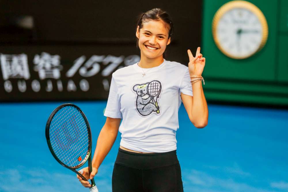 – Uwielbiam ciężko pracować, nieważne, czy to szkoła, czy tenis, po prostu uwielbiam uczucie, kiedy daję z siebie wszystko – mówiła w jednym z wywiadów Emma Raducanu. Fot. www.depositphotos.com