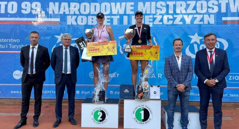 Finalistki gry pojedynczej mistrzostw Polski - Weronika Falkowska i Martyna Kubka - z organizatorami i przedstawicielami Polskiego Związku Tenisowego. Fot. Oliwia Krawiec