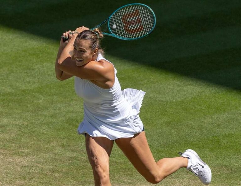 W ćwierćfinale Aryna Sabalenka z Białorusi z najwyższym trudem pokonała w trzech setach Niemkę Laurę Siegemund. Fot. Wimbledon 2025