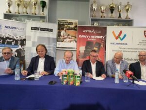 Uczestnicy czwartkowej konferencji przed turniejem Astra Coffee & More Tennis 2025 o randze ITF M25. Fot. Tenis Magazyn