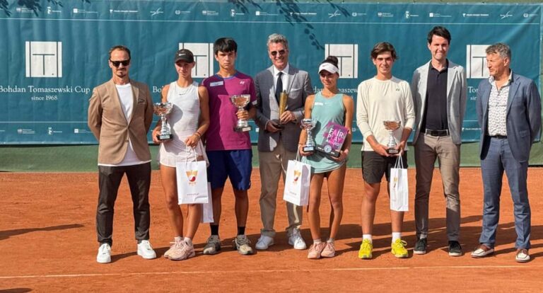 Finaliści i finalistki gry pojedynczej z organizatorami i oficjelami turnieju Bohdan Tomaszewski Cup 2025. Fot. Olga Pietrzak