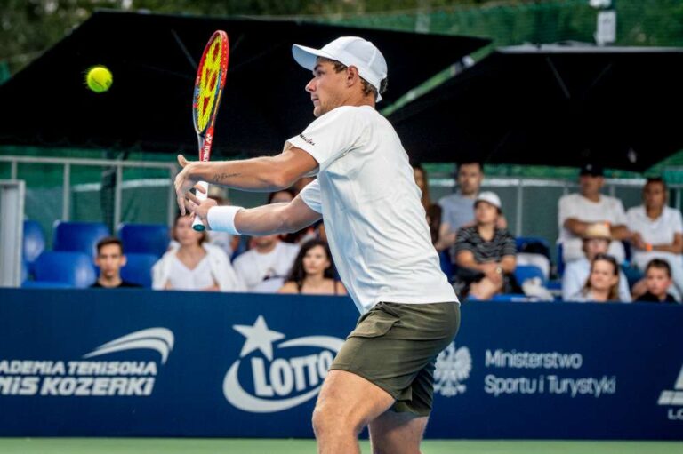 Kamil Majchrzak w świetnym stylu pokonał Portugalczyka Nuno Borgesa w drugiej rundzie turnieju ATP 250 Winston-Salem Open 2025. Fot. Tomasz Barański