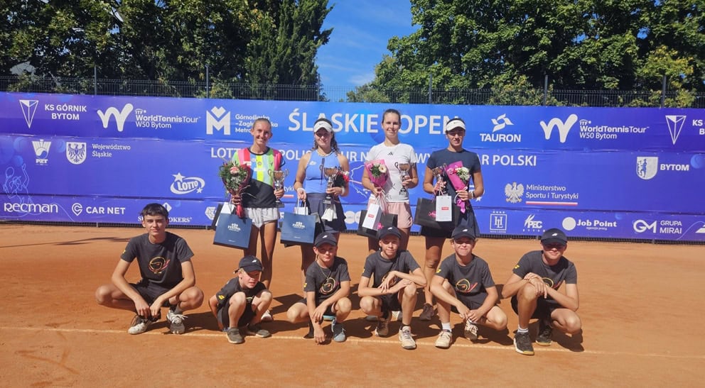 Finalistki gry podwójnej i chłopcy podający piłki w trakcie turnieju Śląskie Open 2025. Fot. Górnik Bytom