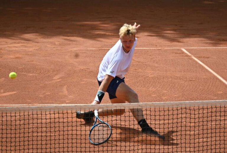 - Po kontuzji rywalizuję już ponad dwa miesiące, ale cały czas szukam gdzieś właściwej formy - mói Maks Kaśnikowski. Fot. TENIS MAGAZYN