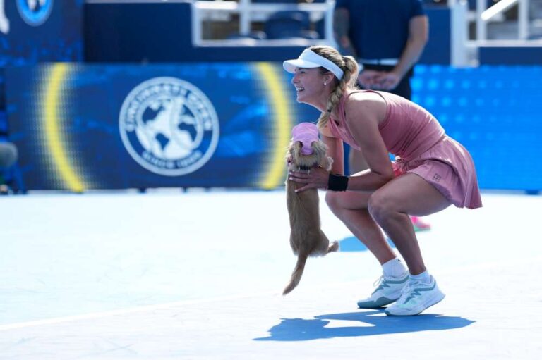 Anna Kalinskaja będzie rywalką Igi Świątek w ćwierćfinale turnieju w Cincinnati. Tenisistce towarzyszy podczas startów pies Bella, który po wygranych Anny często wbiega na kort. Fot. Cincinnati Open 2025/WTA Tour