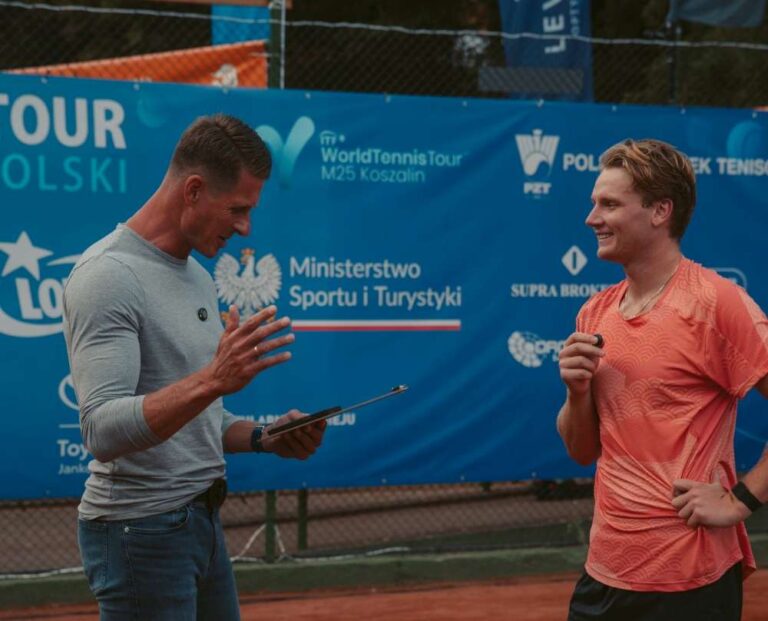 Maks Kaśnikowski w rozmowie z Radosławem Nijakim na kortach w Koszalinie. Fot. Daniel Chmielewski/Koszalin Open 2025