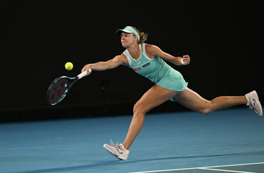 Magda Linette przegrała w Pekinie w drugiej rundzie turnieju WTA 1000 China Open 2025 z Czeszką Marie Bouzkovą po trwającej ponad dwie godziny tenisowej batalii w dwóch setach 5:7, 5:7. Fot. ITF