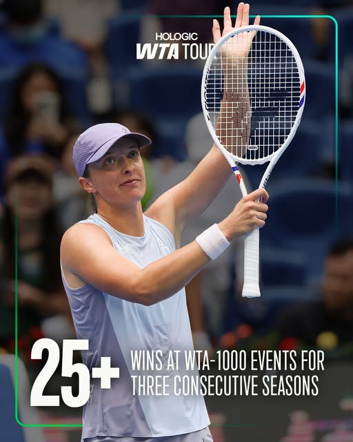 Iga Świątek jest pierwszą tenisistką, która w trzech kolejnych sezonach odniosła 25 zwycięstw w turniejach WTA 1000. Fot. China Open 2025/WTA Tour