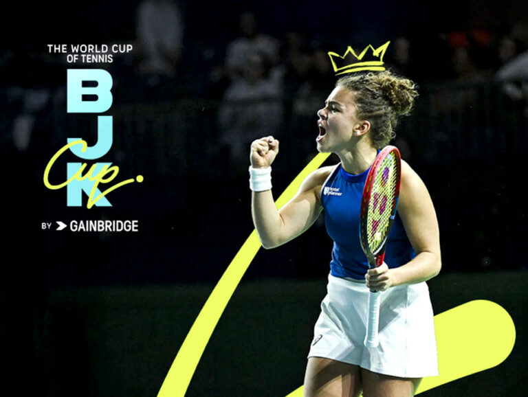 Awans obrończyń tytułu przypieczętowała tenisistka o polskich korzeniach Jasmine Paolini (8. WTA), która z najwyższym trudem pokonała w trzech setach 4:6, 7:6 (4), 6:4 klasyfikowaną w rankingu światowym na 34. pozycji Wang Xinyu.