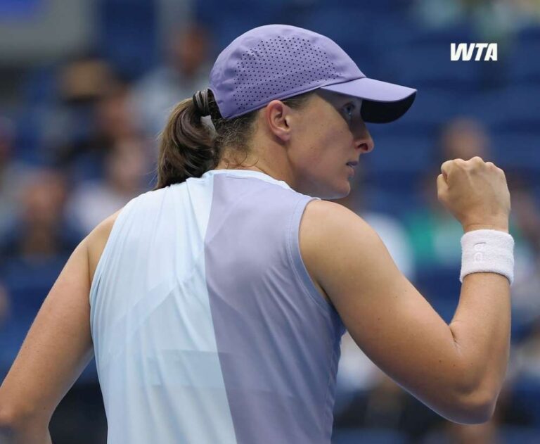 Iga Świątek wygrywa bez straty gema po 40 minutach przy stanie 6:0, 40:0 i kreczu Kolumbijki Marii Camila Osorio Serrano w trzeciej rundzie turnieju WTA 1000 China Open 2025. Fot. China Open 2025/WTA tour