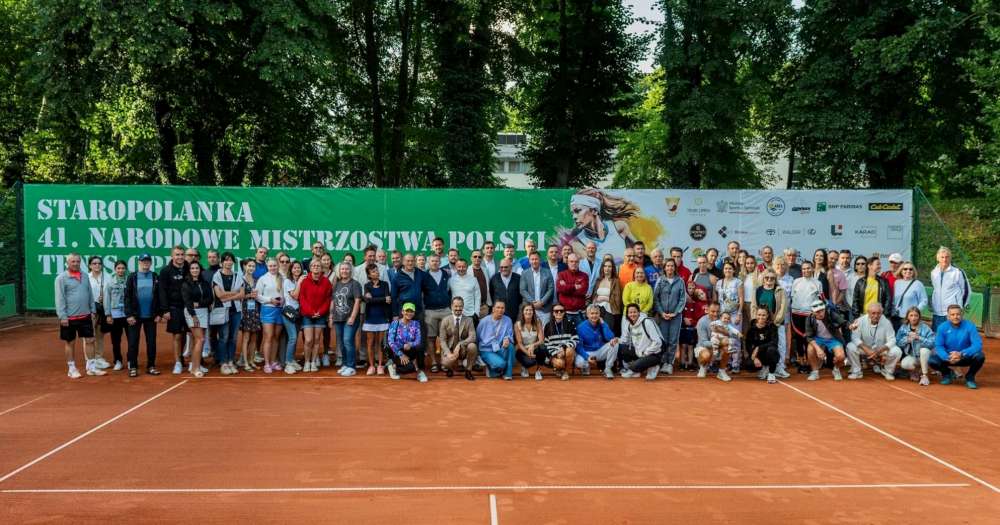 Wspólne zdjęcie części uczestników Staropolanka 41. Narodowych Mistrzostw Polski Tenis Open Polska, które odbyły się na kortach Arki Gdynia. Fot. Narodowe Mistrzostwa Polski Tenis Open Polska 2025