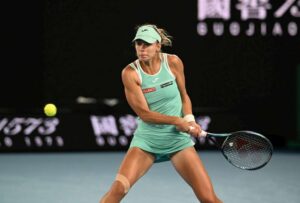 Magda Linette w starciu z Belindą Bencic nie zdołała przeciąć złej passy przegranych meczów. Fot. ITF