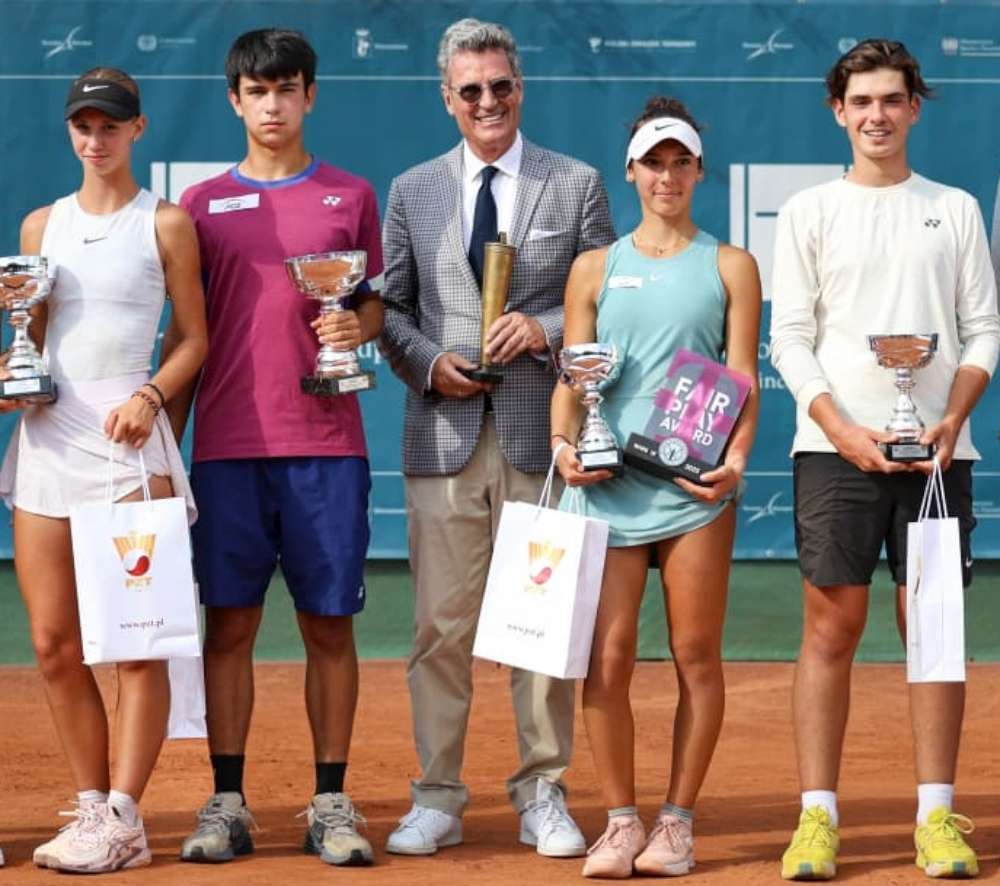 Finalistki i finaliści tegorocznej edycji Bohdan Tomaszewski Cup. W środku Tomasz Tomaszewski, syn patrona wydarzenia i dziennikarz sportowy. Fot. Olga Pietrzak