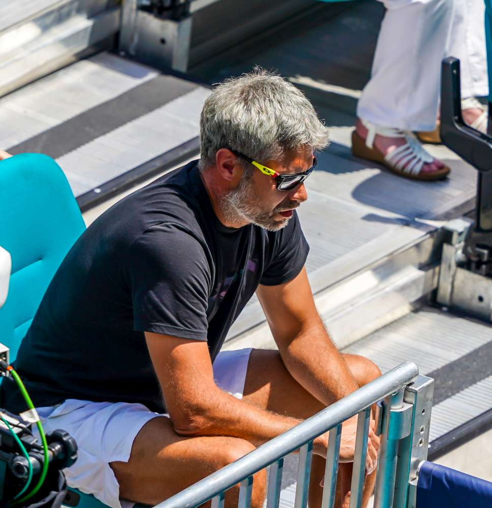 Kwiecień 2022 roku, Tomasz Witkorowski, wówczas trener Igi Świątek (obecnie szkoleniowiec Naomi Osaki) w trakcie finałowego meczu podczas Miami Open na kortach Miami Gardens na Florydzie. Fot. www.depositphotos.com