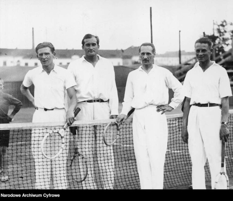 Od prawej stoją: Przemysław Warmiński i Włodzimierz Marszewski. Fot. Narodowe Archiwum Cyfrowe