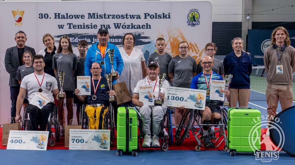 Medaliści mistrzostw Polski na wózkach w rywalizacji mężczyzn z organizatorami i sędziami. Fot. Leszno Tenis KLub