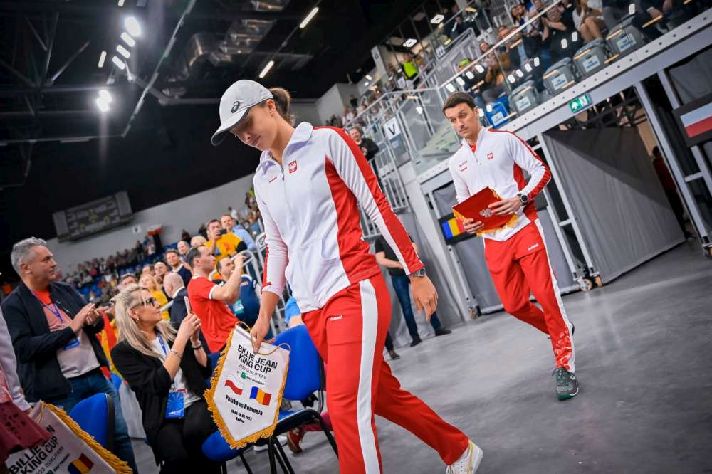 Iga Świątek i Dawid Celt podczas meczu Billie Jean King Cup z Rumunią w Radomiu w kwietniu 2022 roku. Fot. Michał Jędrzejewski