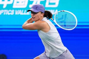 Iga Świątek zdecydowanie pokonała Czeszkę Marie Bouzkovą w drugiej rundzie turnieju WTA 1000 Wuhan Open 2025. Fot. Wuhan Open 2025/WTA Tour