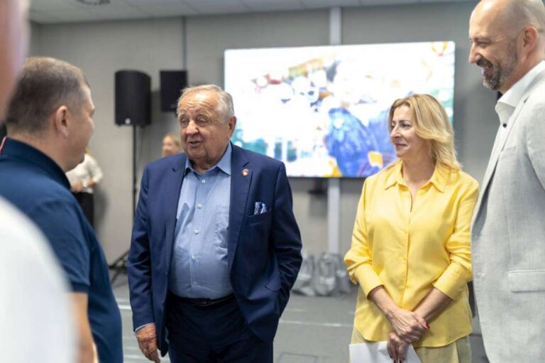 Władysław Komarnicki cieszy się, do w Gorzowie odbędzie się turniej kwalifikacyjny Billie Jean King Cup. Fot. Urząd Miasta w Gorzowie