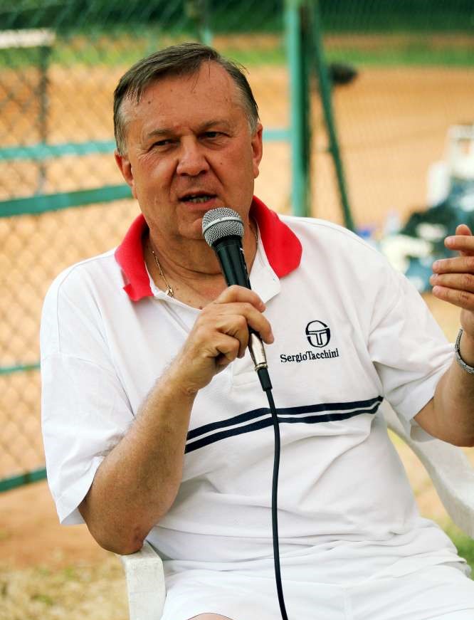 Karol Stopa świetnie czuje się z mikrofonem w ręku. Fot. Tomasz Barański