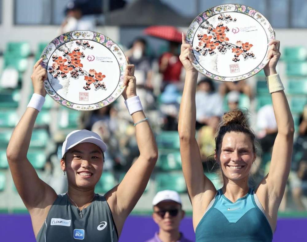 Katarzyna Piter i Janice Tjen zdobyły tytuł podczas turnieju WTA 250 Guangzhou International Open. Fot. Guangzhou International Open 2025/WTA Tour