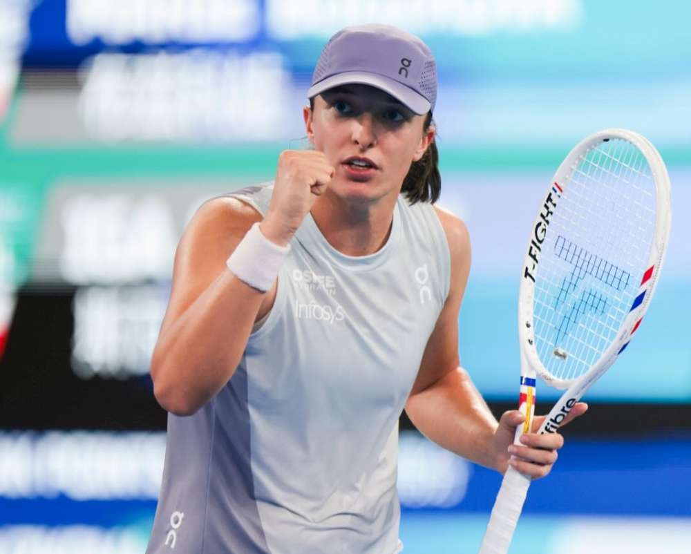 Iga Świątek pokonała Szwajcarkę Belindę Bencic i zagra w ćwierćfinale turnieju Wuhan Open 2025. Fot. Wuhan Open 2025/WTA Tour