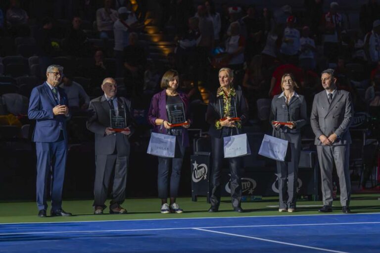 Katarzynę Nowak, Magdalenę Mróz-Feistel, Katarzynę Teodorowicz i kapitana Henryka Hoffmana Polski Związek Tenisowy uhonorował w Arenie Gorzów. Okolicznościowe statuetki wręczyli Dariusz Łukaszewski, prezes PZT oraz Mariusz Ozdoba, wiceprezes. Fot. Michał Jędrzejewski