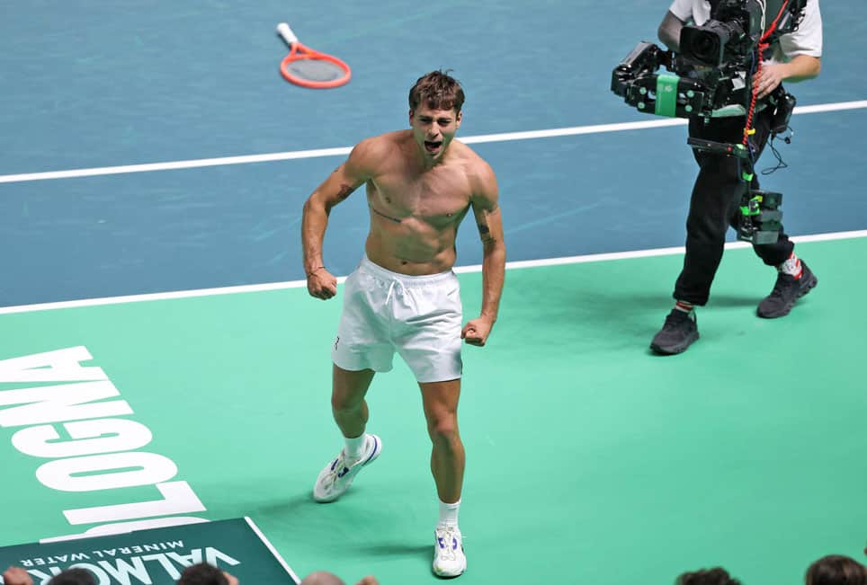 Flavio Cobolli wygrał po niesamowitym, trwającym ponad trzy godziny pojedynku z Zizou Bergsem. Fot. Davis Cup