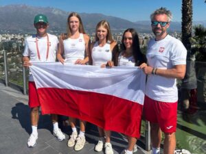Reprezentantki Polski wraz z trenerami: Łukaszem Kuboszkiem i Bolesławem Szmydem. w Santiago de Chile. Fot. PZT