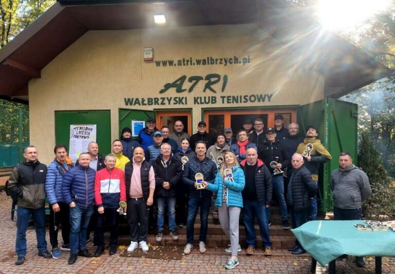 Uhonorowani uczestnicy ostatniej edycji rozgrywek ligowych Fot. Wałbrzyski Klub Tenisowy ATRI