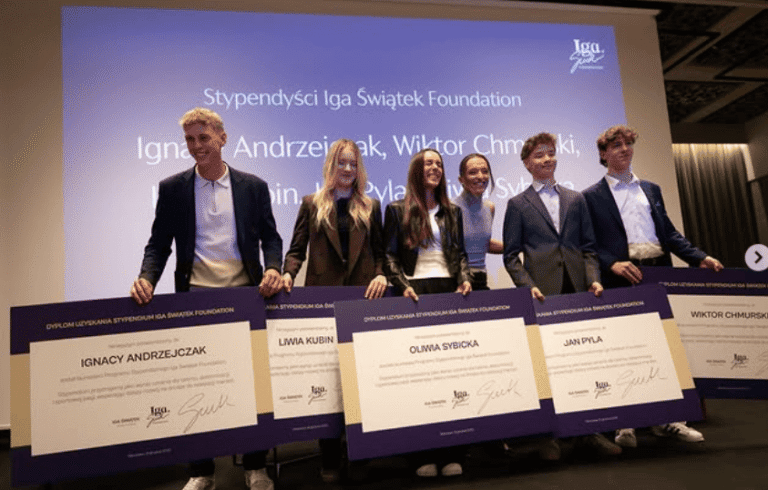 Laureaci Programu Stypendialnego wraz z fundatorką Igą Świątek. Fot. Fundacja Igi Świątek/Julia Kałużna