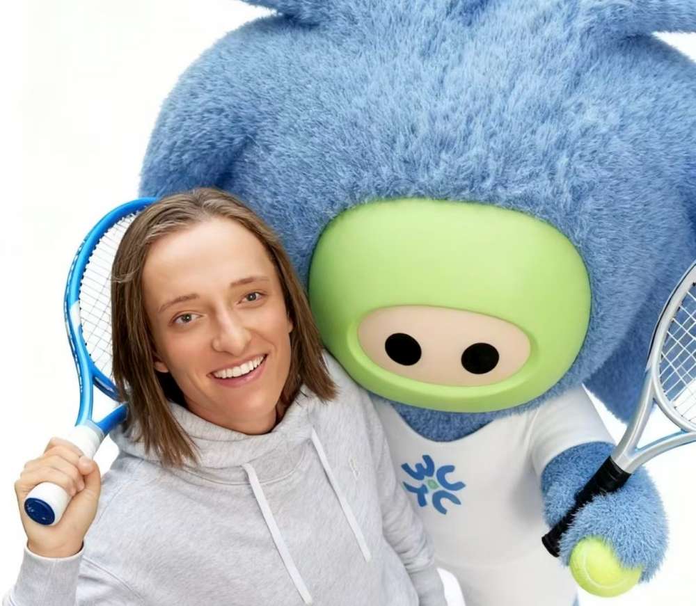 Iga Świątek z oficjalną World Tennis Continental Cup, maskotką Tencoco. Fot. World Tennis Continental Cup 2025