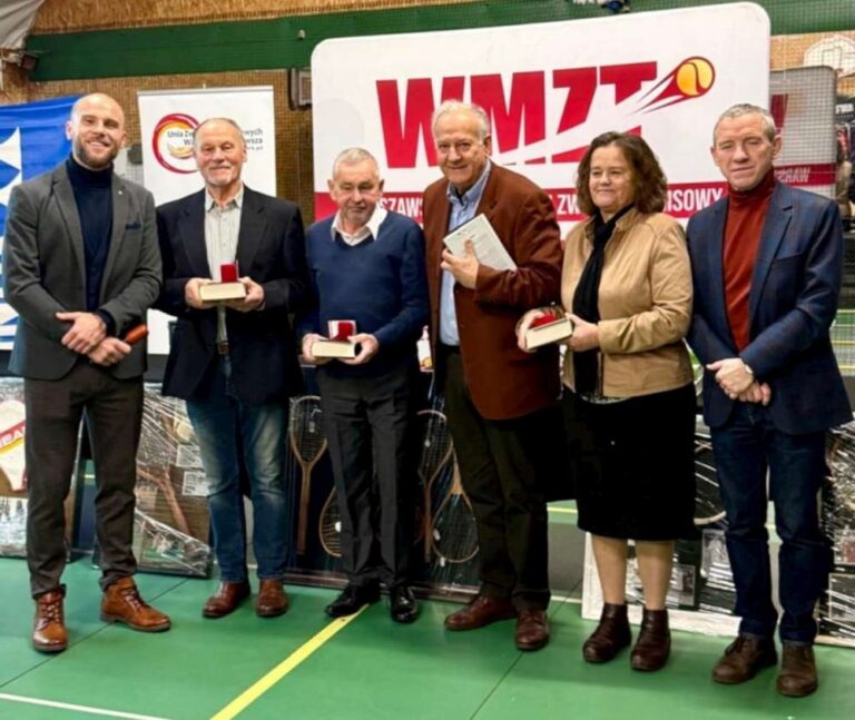 Grupa wyróżnionych szkoleniowców, którzy otrzymali w listopadzie odznaki Honorowy Trener WMZT. Fot. WMZT