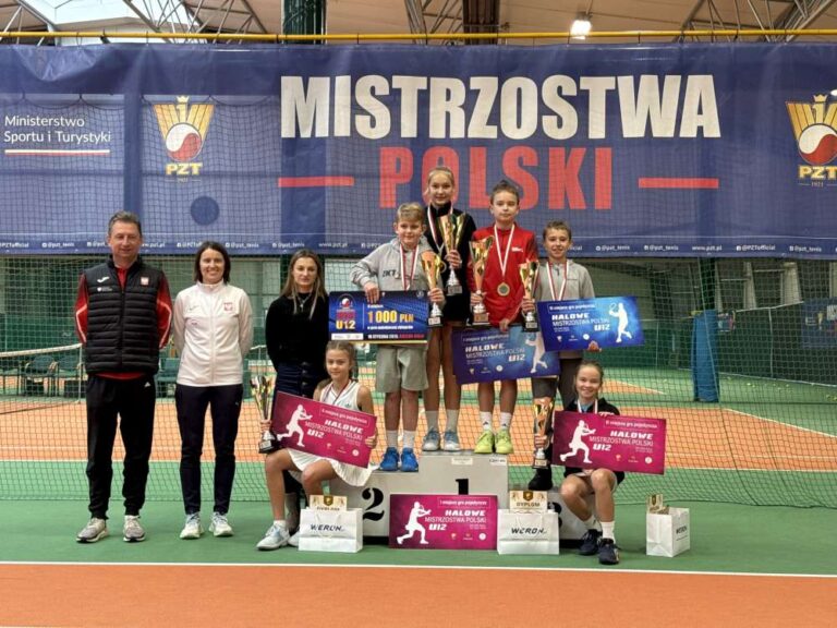 Medaliści Halowych Mistrzostw Polski do lat 12 w grze pojedynczej z trenerami kadry i organizatorami. Fot. BKT Advantage Bielsko-Biała