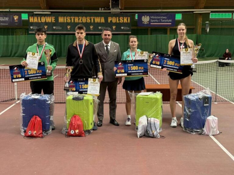Finaliści gry pojedynczej Halowych Mistrzostw Polski do lat 16 z Mariuszem Ozdobą, wiceprezesem Polskiego Związku Tenisowego. Fot. PZT