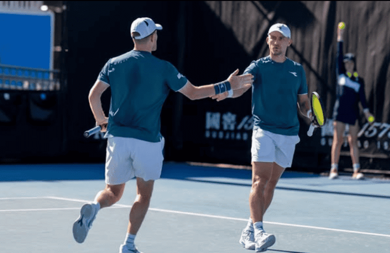Jan Zieliński i Luke Johnson w półfinale Australian Open przegrali z duetem gospodarzy i nie zagrają o tytuł. Fot. Australian Open 2026/Media społecznościowe J. Zieliński