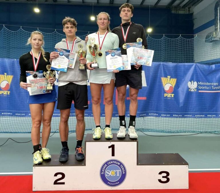 Finaliści Halowych Mistrzostw Polski Kobiet i Mężczyzn 2026 w grze pojedynczej. Od lewej stoją: Daria Górska, Michał Matuszewski, Inka Wawrzkiewicz i Jasza Szajrych. Fot. Polski Związek Tenisowy