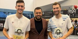 Filip Pieczonka i Iwan Ljutarewicz odebrali statuetki dla mistrzów z rąk samego Jo-Wilfrieda Tsongi, Fot. Media społecznościowe F. Pieczonka