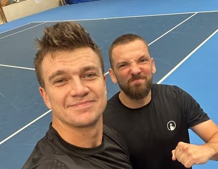 Debel Karol Drzewiecki i Szymon Walków był o krok od zdobycia tytułu w halowym challengerze ATP 75 na twardych kortach w Cherbourgu. Fot. Archiwum prywatne K. Drzewiecki