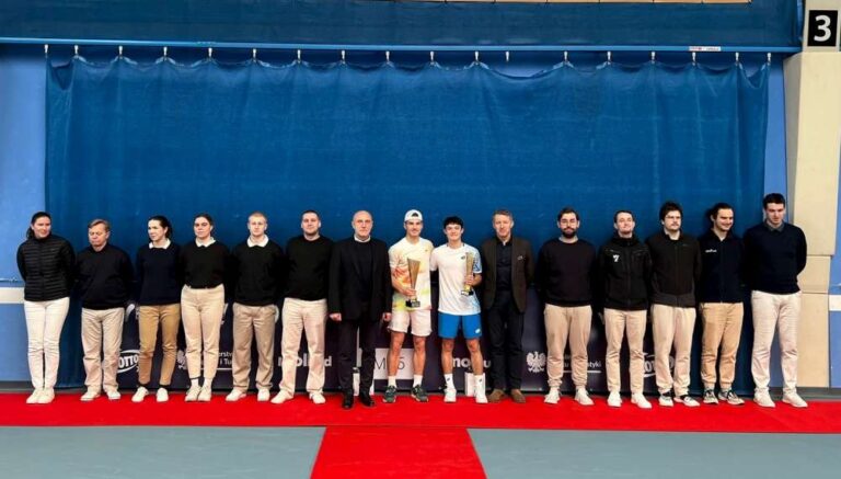 Finaliści gry pojedynczej turnieju ITF M25 w Pszczynie wraz z organizatorami. Fot. PZT