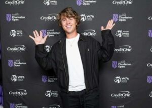 Jakub Ostajewski, urodzony w Stanach Zjednoczonych, ale mający rodziców Polaków i wychowany przez wiele lat w naszym kraju były już tenisista, buduje swoją pozycję w zawodowym tourze jako sparingpartner i trener. Fot. Media społecznościowe J. Ostajewski