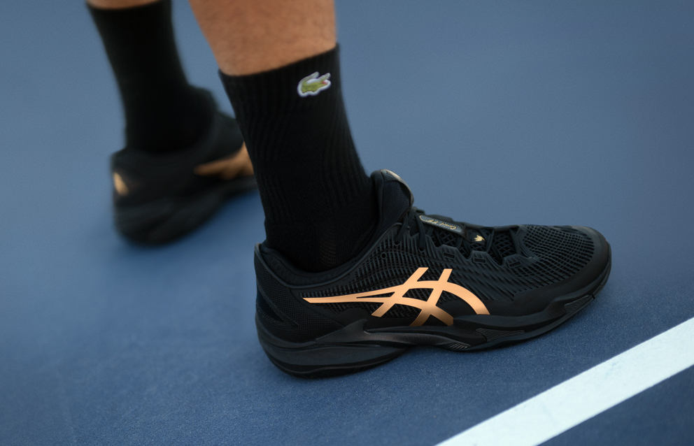 ASICS osiągnął nowy poziom w projektowaniu obuwia tenisowego dla profesjonalistów.