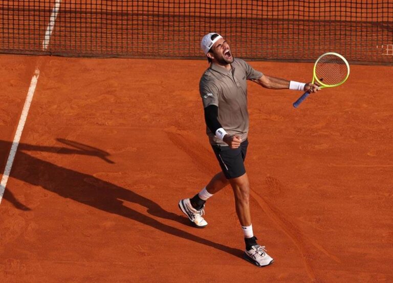 Matteo Berrettini zagrał z Daniiłem Miedwiediewem niemal bezbłędnie. W całym meczu Włochowi naliczono tylko siedem niewymuszonych błędów.
